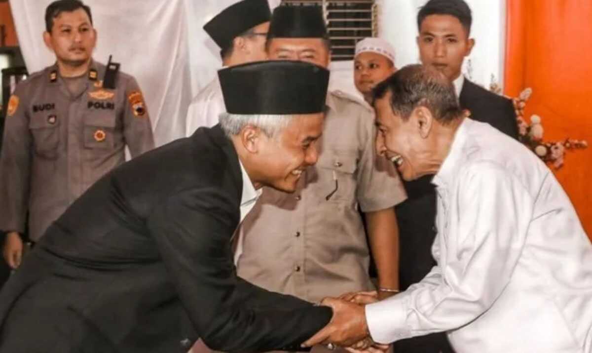 Ganjar Pranowo (kiri) bersama pemimpin tertinggi Forum Sufi Sedunia Habib Lutfi (kanan) pada pembukaan acara WSF 2023 di Pekalongan, Jawa Tengah, Selasa (29/8/2023). (Foto: PDIP)