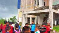 gedung KECC Karimun Sejumlah warga berkerumun di halaman gedung KECC, Coastal Area pada Minggu (10/9/2023), usai jatuhnya seorang pria dari lantai dua gedung tersebut. (dokumentasi pribadi)