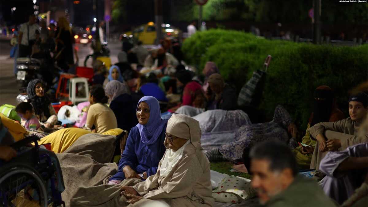 gempa maroko Warga Marrakesh tidur di jalan-jalan di kota tua itu menyusul gempa hebat di Maroko, Sabtu, 9 September 2023. (Foto: Hannah McKay)