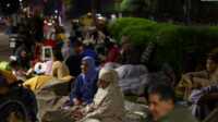 gempa maroko Warga Marrakesh tidur di jalan-jalan di kota tua itu menyusul gempa hebat di Maroko, Sabtu, 9 September 2023. (Foto: Hannah McKay)