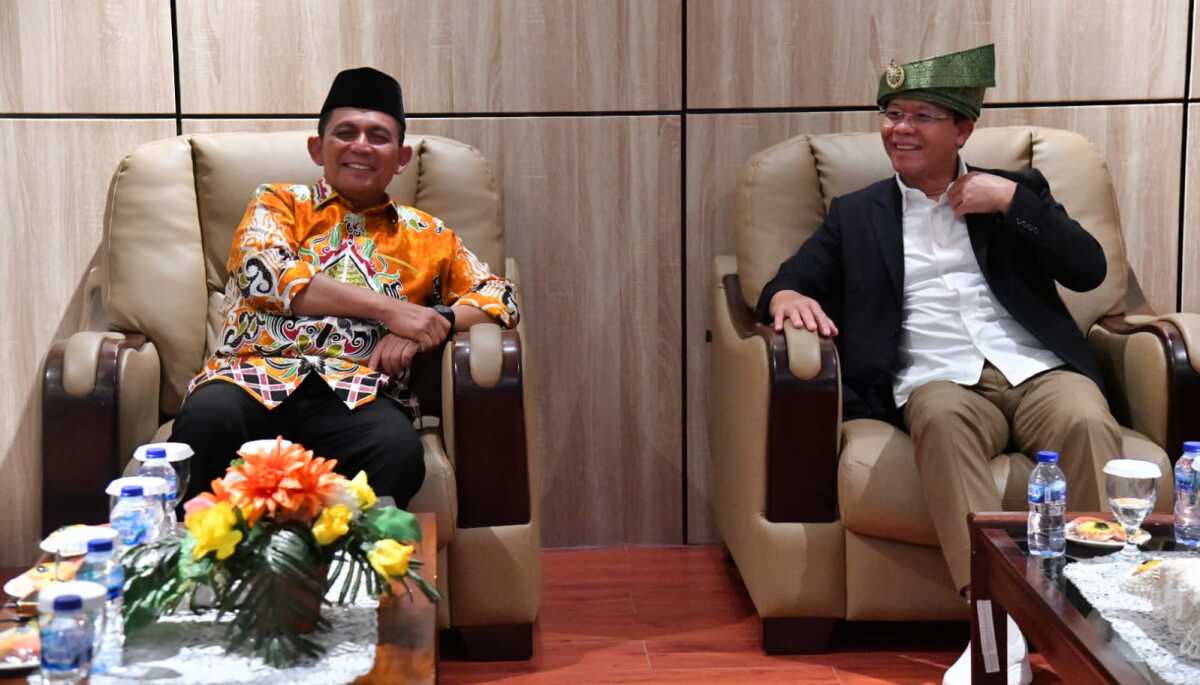 gubernur Kepri-utusan presiden Gubernur Kepri Ansar Ahmad bersama Utusan Khusus Presiden (UKP) Bidang Kerjasama Pengentasan Kemiskinan dan Ketahanan Pangan Muhammad Mardiono di Graha Kepri Kota Batam, Sabtu (2/9/2023). (kepriprov.go.id)