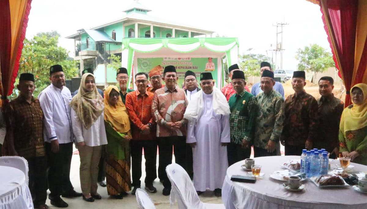 gubernur kepri hadiri pelantikan muhammadiyah nongsa Gubernur Kepri Ansar Ahmad (tengah) berfoto bersama Pengurus Cabang Muhammadiyah Nongsa usai pelantikan di Kota Batam, Minggu (10/9/2023). (diskominfo kepri)