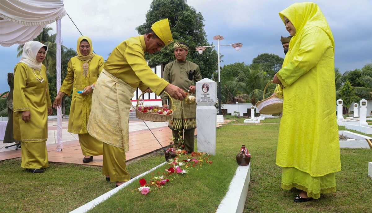 Gubernur Kepri Ansar Ahmad didampingi Wakil Gubernur Marlin Agustina menabur bunga di atas makam pejuang Provinsi Kepulauan Riau dalam ziarah dalam rangka memperingati Hari Jadi ke-21 Provinsi Kepri,, Minggu (24/9/2023). (Diskominfo Kepri)
