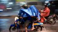hujan guyur jalanan ibukota Pengendara motor mengenakan jas hujan saat berkendara saat hujan deras mengguyur Ibu Kota Jakarta pada 19 Januari 2022. (Foto: BAY ISMOYO/AFP)