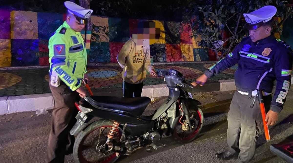 Sejumlah personel Satlantas Polres Karimun menggelar penegakan hukum kepada pengendara roda dua yang melanggar aturan pada Kamis (21/9/2023) malam. (Dok Humas Polres Karimun)