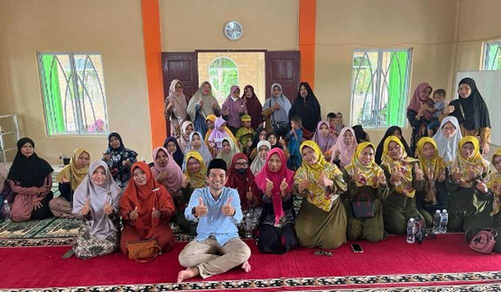 Psikolog Dr Irfan Aulai berfoto bersama peserta Kajian Pendidikan Keluarga di RA Bahrul Ulum bekerjasama dengan Bintan Islamic Parenting pada Jumat (01/09/2023). (kepri.siberindo.co)