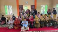 irfan aulia Psikolog Dr Irfan Aulai berfoto bersama peserta Kajian Pendidikan Keluarga di RA Bahrul Ulum bekerjasama dengan Bintan Islamic Parenting pada Jumat (01/09/2023). (kepri.siberindo.co)
