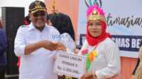 jambore posyandu desa lebuh karimun Bupati Karimun Aunur Rafiq menyerahkan hadiah kepada pemenang lomba dalam Jambore Kader Posyandu tingkat Kecamatan Belat di Desa Lebuh, Senin (11/9/2023). (Dok. Diskominfo Karimun)