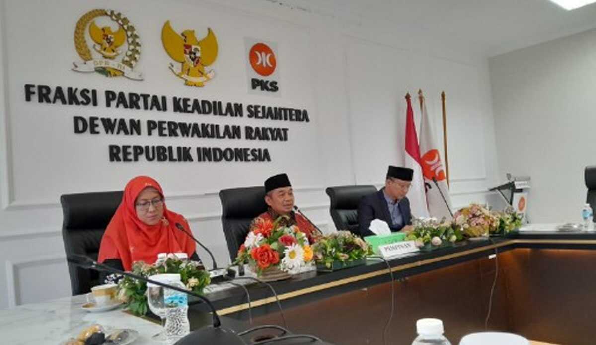 jazuli juwani Ketua Fraksi PKS DPR RI H Jazuli Juwaini (tengah) (kepri.siberindo.co)