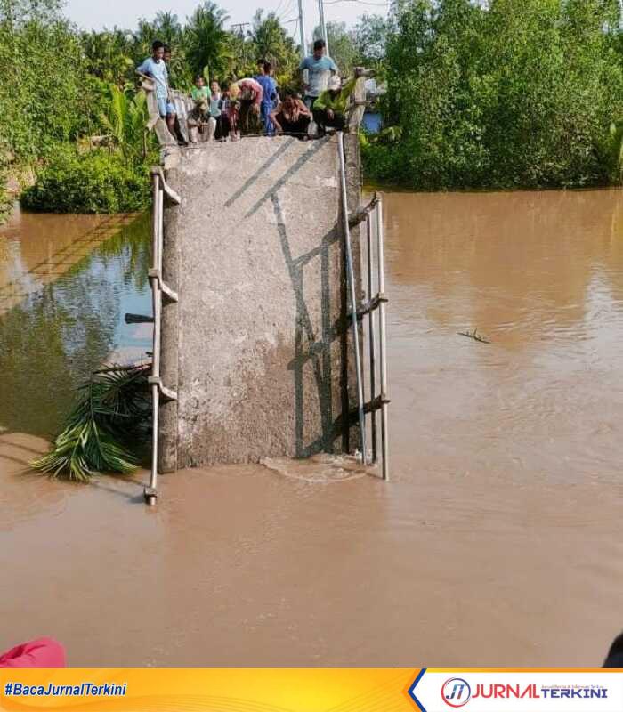 Jembatan yang menghubungkan Desa Tanjung Baru dengan Desa Tekulai,, Indragiri Hilir, Riau, Kamis (14/9/2023) putus akibat abrasi. (JurnalTerkini.id/abdullah)