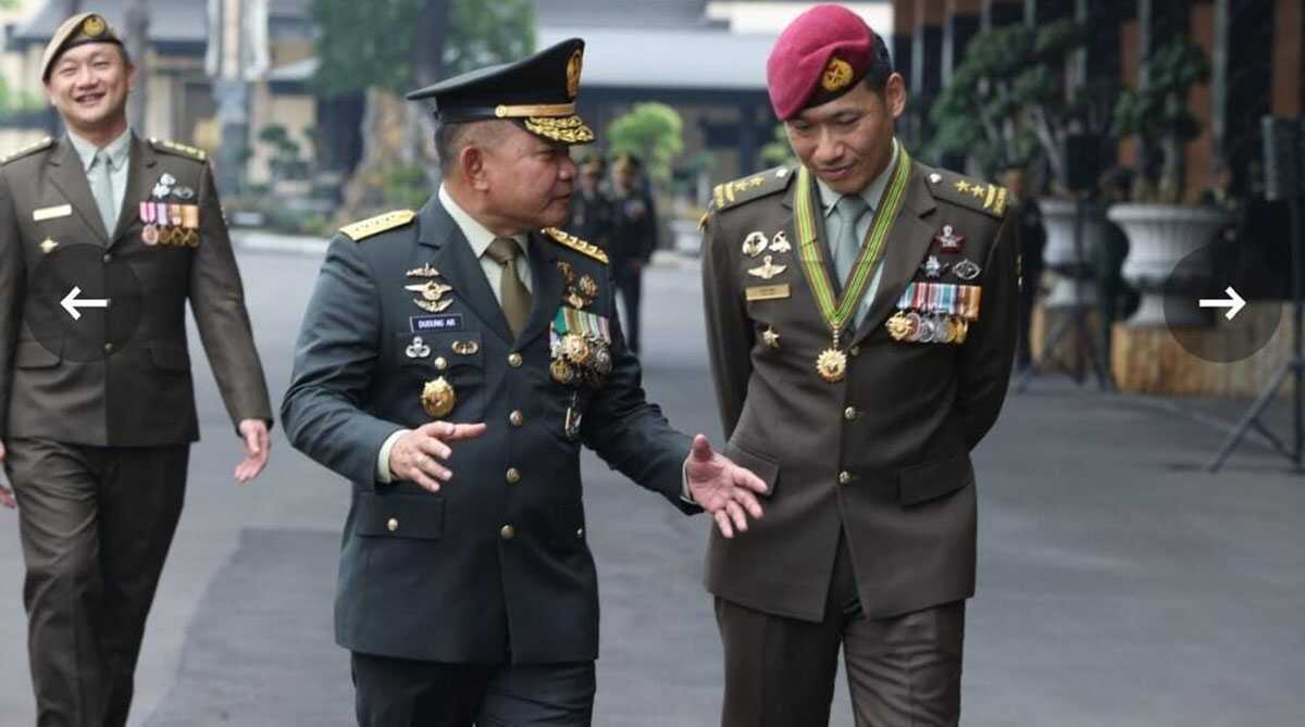 jenderal dudung-1 KASAD Jenderal TNI Dudung Abdurachman (kiri) (dok. SMSI)