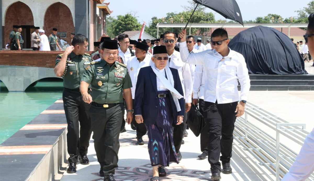 jenderal dudung dan wapres ma'ruf amin Kepala Staf TNI Angkatan Darat (KSAD) Jenderal Dudung Abdurachman dan Wakil Presiden Ma'ruf Amin ketika meresmikan Masjid Syarif Abdurachman, Cirebon. (Dok. SMSI)