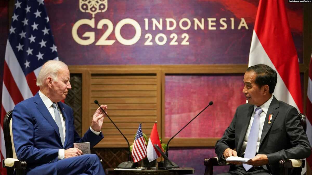 Presiden AS Joe Biden ketika bertemu dengan Presiden Joko Widodo jelang KTT G20 di Bali, 14 November 2022. (Foto: REUTERS/Kevin Lamarque)