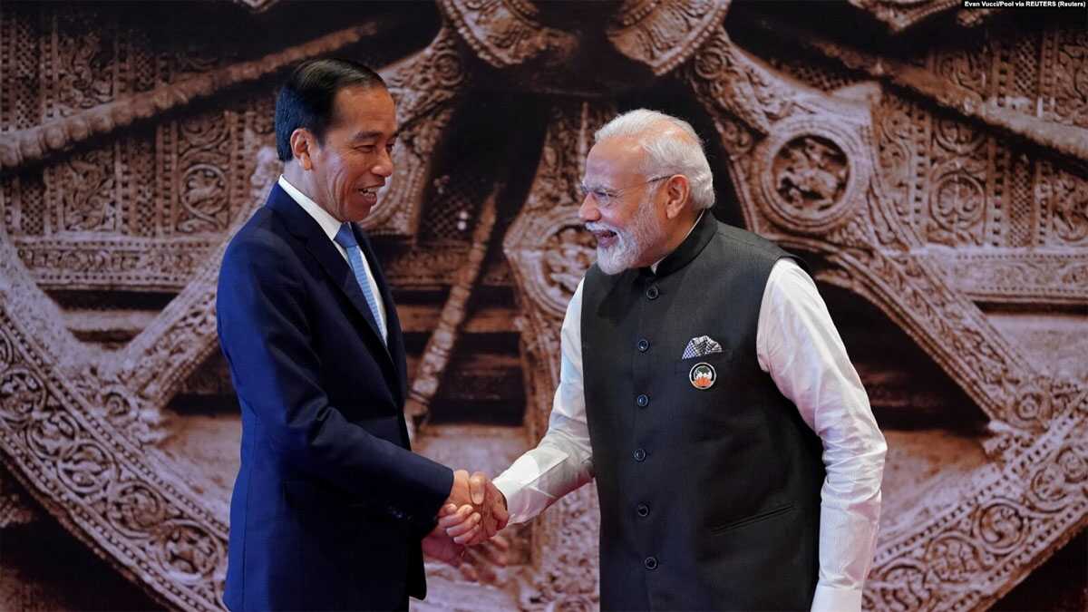 jokowi-narendra modi Perdana Menteri India Narendra Modi berjabat tangan dengan Presiden Joko Widodo setibanya di acara KTT G20 di Bharat Mandapam, New Delhi, India, Sabtu, 9 September 2023. (Foto: Evan Vucci/Pool via REUTERS)