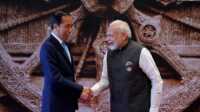 jokowi-narendra modi Perdana Menteri India Narendra Modi berjabat tangan dengan Presiden Joko Widodo setibanya di acara KTT G20 di Bharat Mandapam, New Delhi, India, Sabtu, 9 September 2023. (Foto: Evan Vucci/Pool via REUTERS)