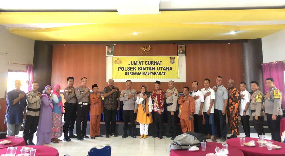 Jajaran Polsek Bintan Utara berfoto bersama tokoh dan masyarakat dalam Jumat Curhat di Balai Desa Teluk Sasah Kecamatan Seri Kuala Lobam, Jumat (1/9/2023). (Dok. Humas Polres Bintan)