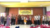 jumat curhat polsek bintan Jajaran Polsek Bintan Utara berfoto bersama tokoh dan masyarakat dalam Jumat Curhat di Balai Desa Teluk Sasah Kecamatan Seri Kuala Lobam, Jumat (1/9/2023). (Dok. Humas Polres Bintan)