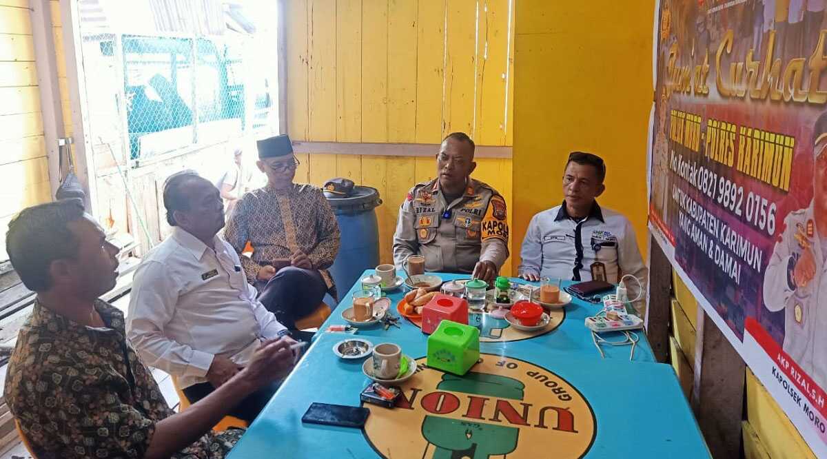 jumat curhat polsek moro Kapolsek Moro AKP Rizal Rahim mendengar aspirasi dan keluh kesah masyarakat dalam Jumat Curhat yang digelar di salah satu kedai kopi di Kelurahan Moro Timur, Kecamatan Moro, Jumat (29/9/2023). (JurnalTerkini.id/Jansen)