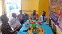 jumat curhat polsek moro Kapolsek Moro AKP Rizal Rahim mendengar aspirasi dan keluh kesah masyarakat dalam Jumat Curhat yang digelar di salah satu kedai kopi di Kelurahan Moro Timur, Kecamatan Moro, Jumat (29/9/2023). (JurnalTerkini.id/Jansen)