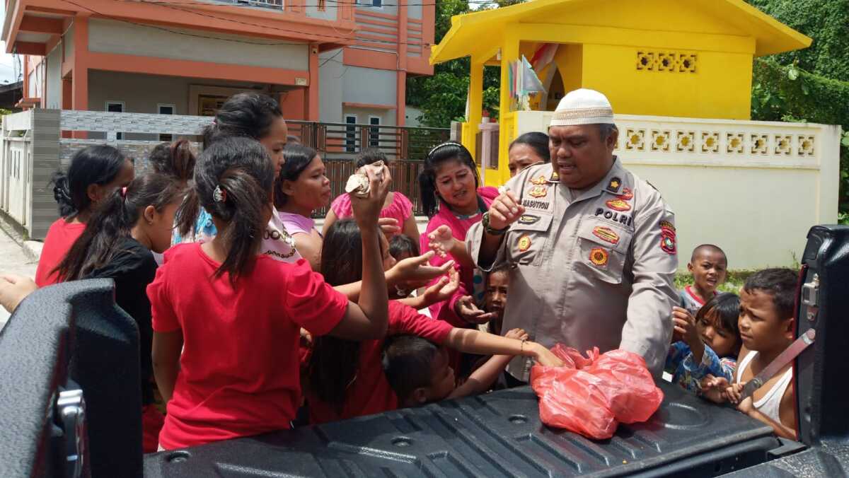 Sejumlah warga berkerumun mendapatkan nasi bungkus gratis yang dibagikan Polres Karimun di samping Masjid Al Jihad, Baran Satu, Kecamatan Meral, Jumat (22/9/2023). (Dok Humas Polres Karimun)
