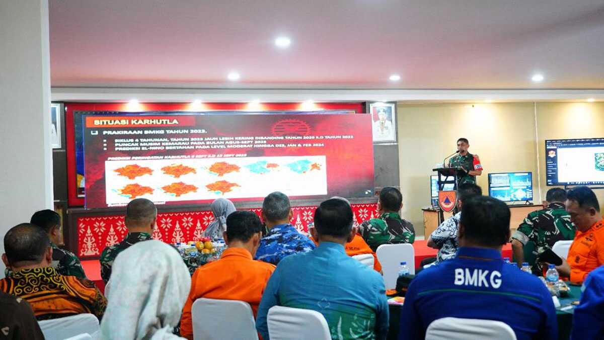 Kepala Staf Angkatan Darat (Kasad), Jenderal TNI Dr. Dudung Abdurachman, memberikan pengarahan dalam Rakor Penanganan Kebakaran Hutan dan Lahan (Karhutla) di Wilayah Sumatera Selatan (Sumsel), Jumat (08/09/2023) bertempat di Base Ops Lanud SMH Palembang. (siberindo.co)