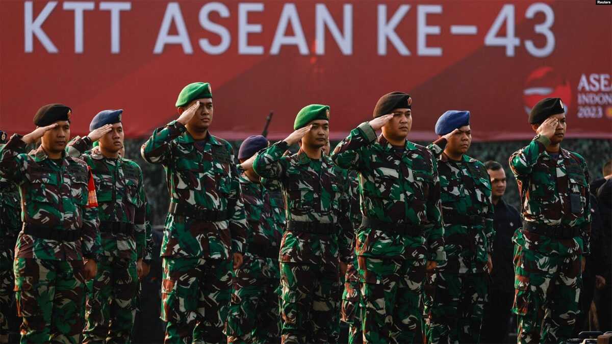 Prajurit Indonesia mengikuti upacara untuk mengamankan KTT ASEAN ke-43 mendatang di Jakarta, 1 September 2023. (REUTERS/Willy Kurniawan)