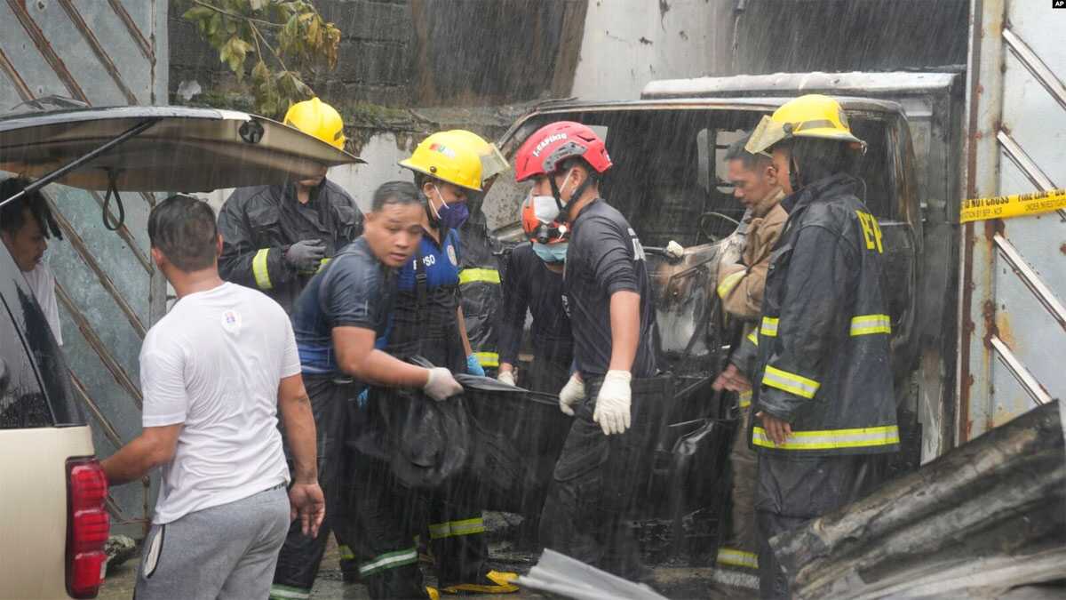 kebakaran pabrik pakaian di filipina Petugas pemadam kebakaran membawa kantong jenazah korban kebakaran di kota Quezon, Filipina, Kamis, 31 Agustus 2023. (AP/Aaron Favila)