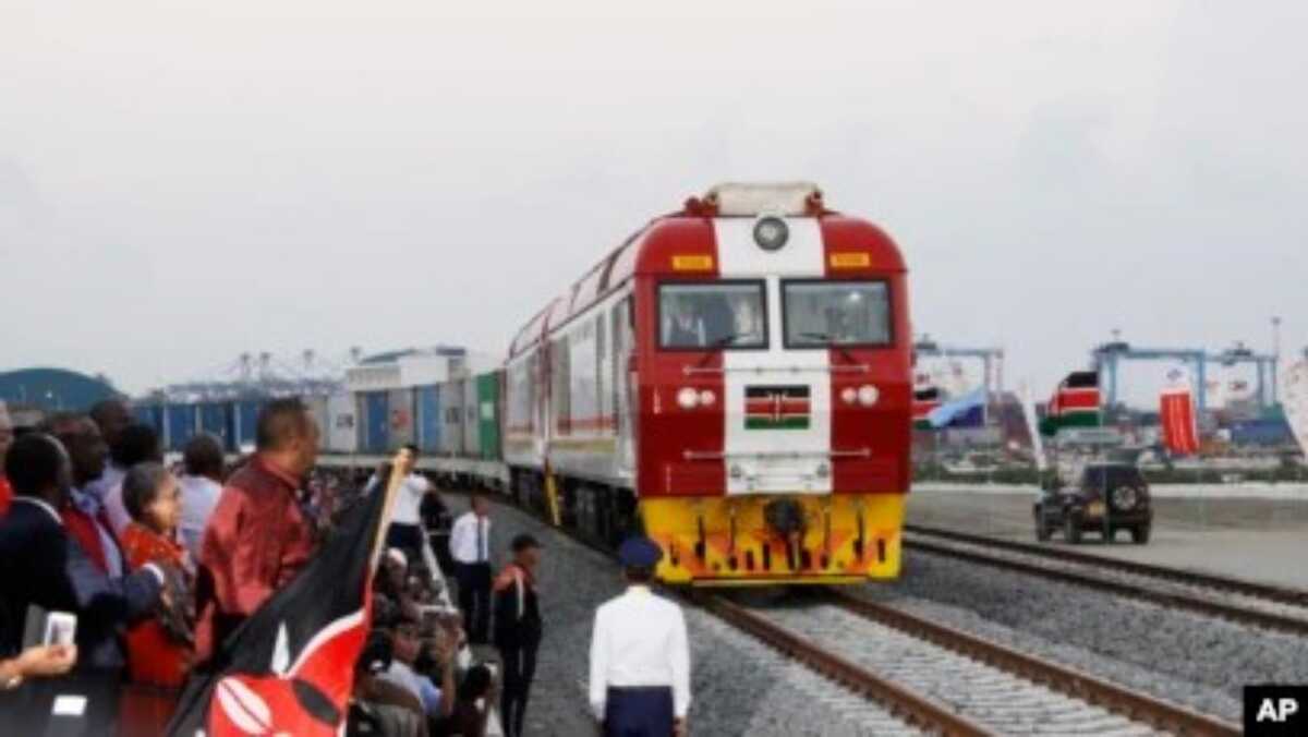 kereta cepat Tiongkok di kenya Warga Kenya menyaksikan kereta kargo SGR meninggalkan Mombasa menuju Nairobi, 30 Mei 2017. Proyek ini merupakan investasi senilai $3,3 miliar yang didukung China. Namun, studi menunjukkan jumlah pinjaman China ke Afrika kini telah menurun tajam.