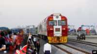 kereta cepat Tiongkok di kenya Warga Kenya menyaksikan kereta kargo SGR meninggalkan Mombasa menuju Nairobi, 30 Mei 2017. Proyek ini merupakan investasi senilai $3,3 miliar yang didukung China. Namun, studi menunjukkan jumlah pinjaman China ke Afrika kini telah menurun tajam.