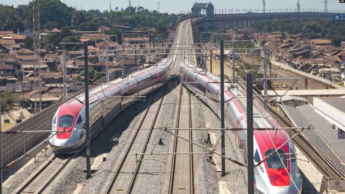 kereta cepat jakarta bandung Kereta Cepat Jakarta-Bandung (KCJB) di Padalarang, Jawa Barat, 13 September 2023. (Timur MATAHARI/AFP)