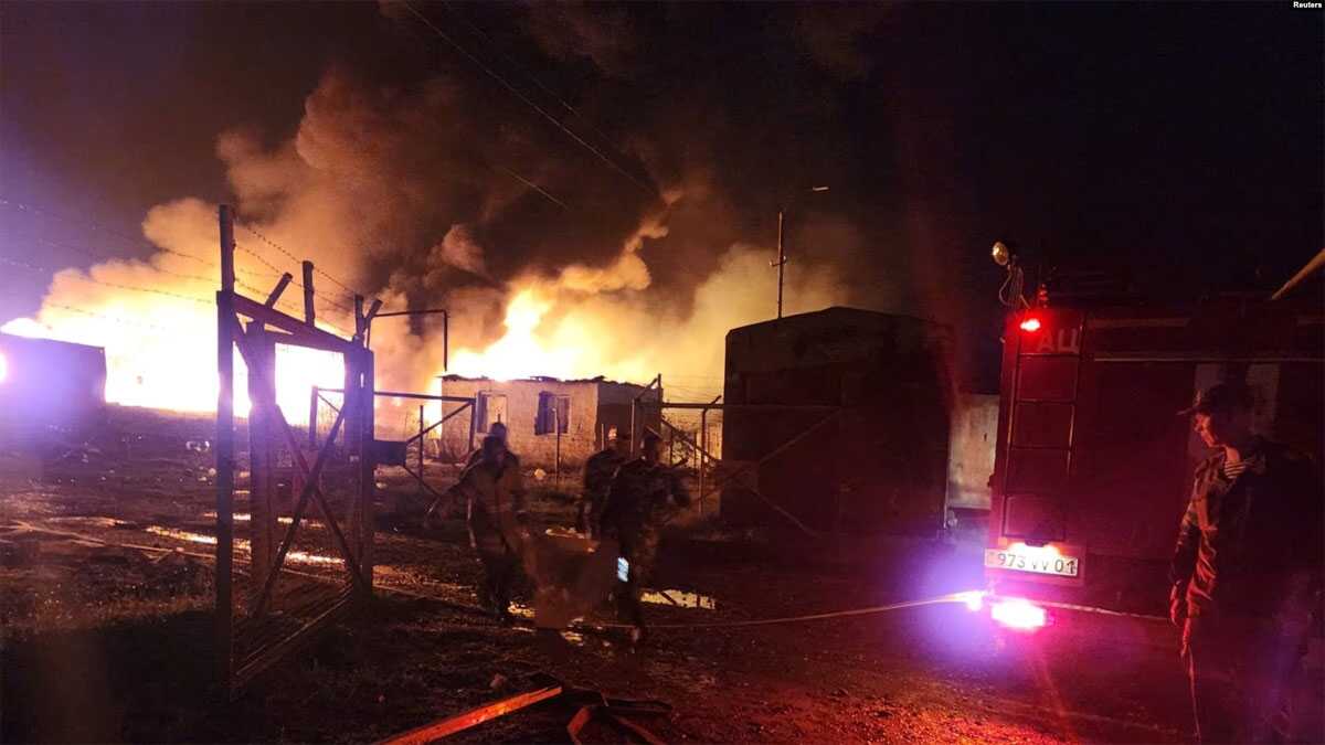 Petugas penyelamat dan medis bekerja menyusul ledakan di gudang bensin dekat jalan raya Stepanakert-Askera di Berkadzor, Nagorno-Karabakh dalam gambar selebaran yang dirilis 25 September 2023. (Kementerian Dalam Negeri, Republik Artsakh/Handout via REUTERS)