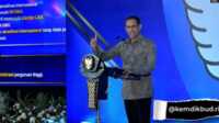 mendikbudristek nadiem makarim Mendikbudristek Nadiem Makarim di kantor Kemendikbudristek, Senayan, Jakarta, 29 Agustus 2023. (Twitter/@Kemdikbud_RI)