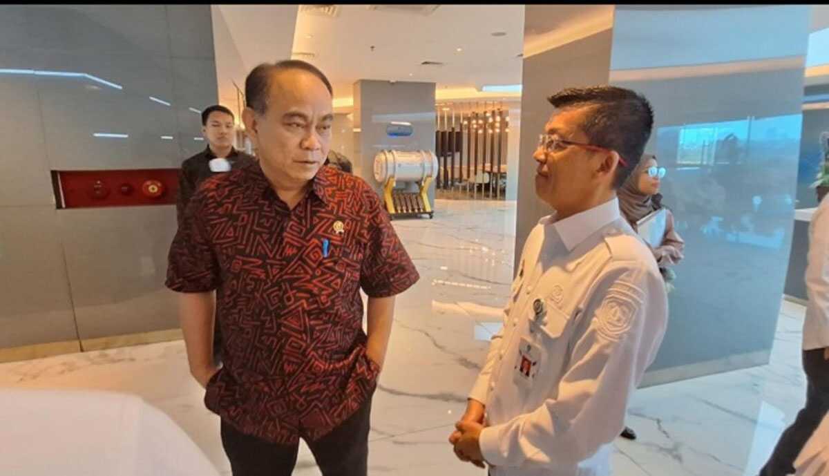 Menteri Kominfo Arie Budi Setiadi berbincang-bincang dengan Kepala Diskominfo Kepri, Hasan di sela rapat persiapan pelaksanaan Rakornas KPI) dan Peringatan Hari Penyiaran Nasional (Harsiarnas) ke-90 di Jakarta, Selasa (08/08). (Foto: Kominfo Kepri).