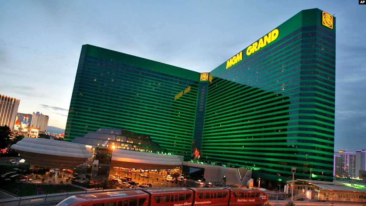 mgm grand Monorel Las Vegas melintas properti MGM Grand pada 27 April 2006. "Masalah keamanan siber" membuat MGM mematikan sejumlah sistem komputer di properti milik mereka di AS pada 11 September 2023. (Foto: AP/Jae C.Hong)