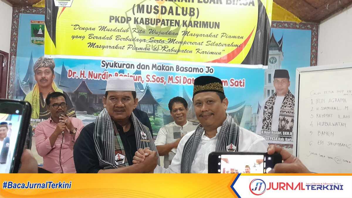 Ketua DPW PKDP Kepri H Nurman berjabat tangan denan ketua terpilih H Syafrizal M dalam Musyawarah Daerah Luar Biasa (Musdalub) di Gedung PKSB Karimun, Minggu (3/9/2023). (JurnalTerkini.id/Rusdi)