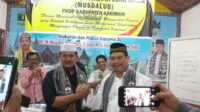 musdalub pkdp karimun Ketua DPW PKDP Kepri H Nurman berjabat tangan denan ketua terpilih H Syafrizal M dalam Musyawarah Daerah Luar Biasa (Musdalub) di Gedung PKSB Karimun, Minggu (3/9/2023). (JurnalTerkini.id/Rusdi)