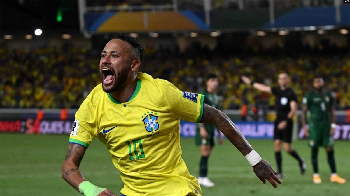 Pesepak bola Brazil, Neymar, merayakan keberhasilan menyarangkan gol dalam laga kualifikasi Piala Dunia Amerika Selatan 2026 antara Brazil dan Bolivia di Belem, Brazil, 8 September 2023. (Foto: Carl De Souza/ AFP)