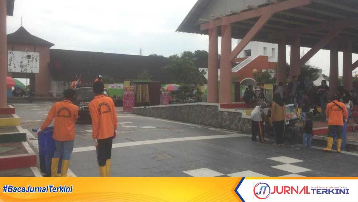 Pasukan oranye Dinas Lingkungan Hidup Karimun membersihkan sampah di Coastal Area, salah satu lokasi rangkaian kegiatan GTRA Summit 2023. (JurnalTerkini.id/Jansen)