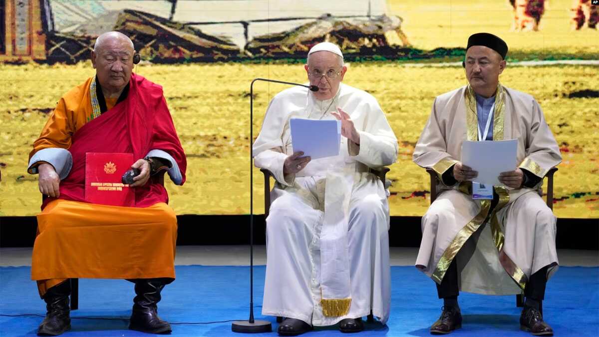 paus fransiskus di mongolia Paus Fransiskus (tengah) berbicara dalam acara bersama sejumlah pemimpin agama di Teater Hun, sekitar 15 kilometer dari Ibu Kota Mongolia, Ulan Bator, Minggu, 3 September 2023. (Foto: Andrew Medichini/AP Photo)
