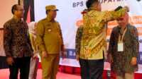 pendataan koperasi dan ukm bps karimun Peserta pelatihan pendataan koperasi dan UMKM menerima tanda kepesertaan dalam acara pembukaan di ballroom Hotel Aston Karimun City, Senin (4/9/2023). (Dok. Bagian Prokopim Setda Karimun)