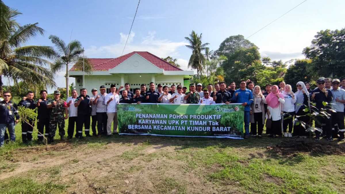 Berfoto bersama usai penanaman bibit tanaman produktif di areal Kantor Camat Kundur Barat, Rabu (13/9/2023). (Dok PT Timah Tbk)