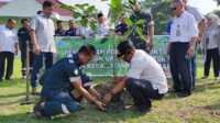 penghijauan pt timah Waka Unit Produksi Kundur PT Timah Tbk Anton Saputra (kiri) bersama Camat Kundur Barat Yusufian menanam bibit tanaman produktif sebagai upaya menekan polusi dan penghijauan kawasan di areal Kantor Camat Kundur Barat, Rabu (13/9/2023). (Dok PT Timah Tbk)