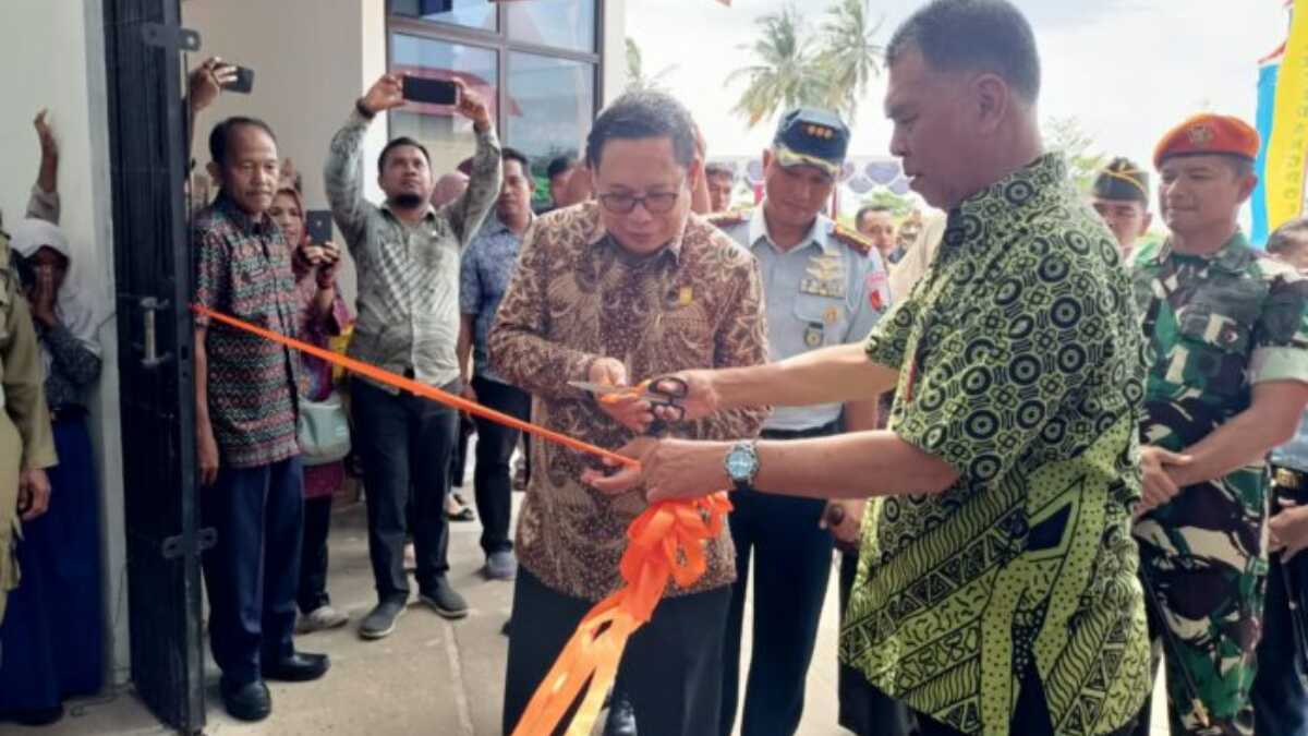Ketua DPRD Natuna Daeng Amhar bersama Bupati Natuna Wan Siswandi memotong pita tanda peresmian pasar baru Ranai, pada Kamis 03 Agustus 2023. (Dokumentasi pribadi)