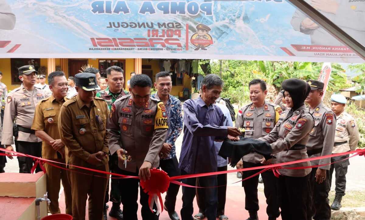 peresmian sumur bor polres bintan Kapolres Bintan AKBP Riky Iswoyo didampingi Camat Bintan Timur Anton Hatta Wijaya meresmikan penggunaan sumur bor sebagai sarana air bersih masyarakat Kampung Budi Mulya RT 003 RW 004, Kelurahan Kijang Kota, Kecamatan Bintan Timur, Selasa (5/9/2023). (Dok Humas Polres Bintan)