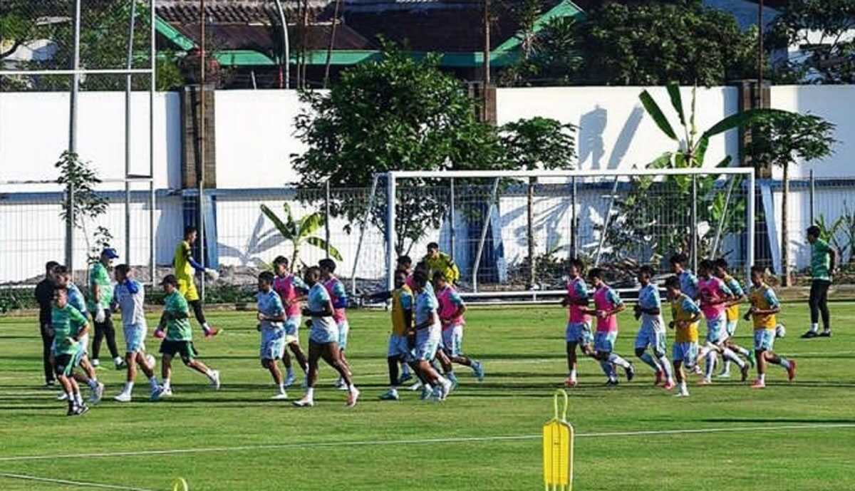 Skuad Persib berlatih keras teknik dan fisik untuk tampil maksimal lawan Persikabio. (Instagram @persib)