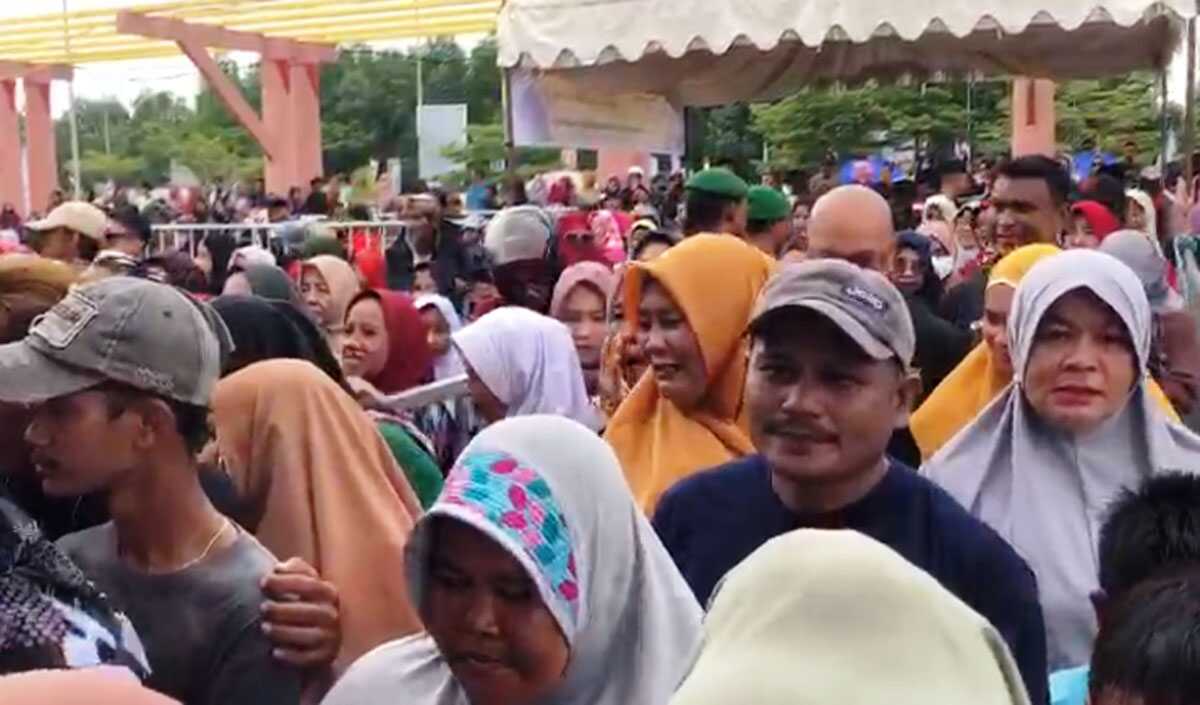 Warga antre mendapatkan durian dalam Pesta Durian dalam rangka memeriahkan GTRA Summit 2023 di Coastal Area, Tanjung Balai Karimun, Rabu (30/8/2023). (Dokumentasi pribadi)