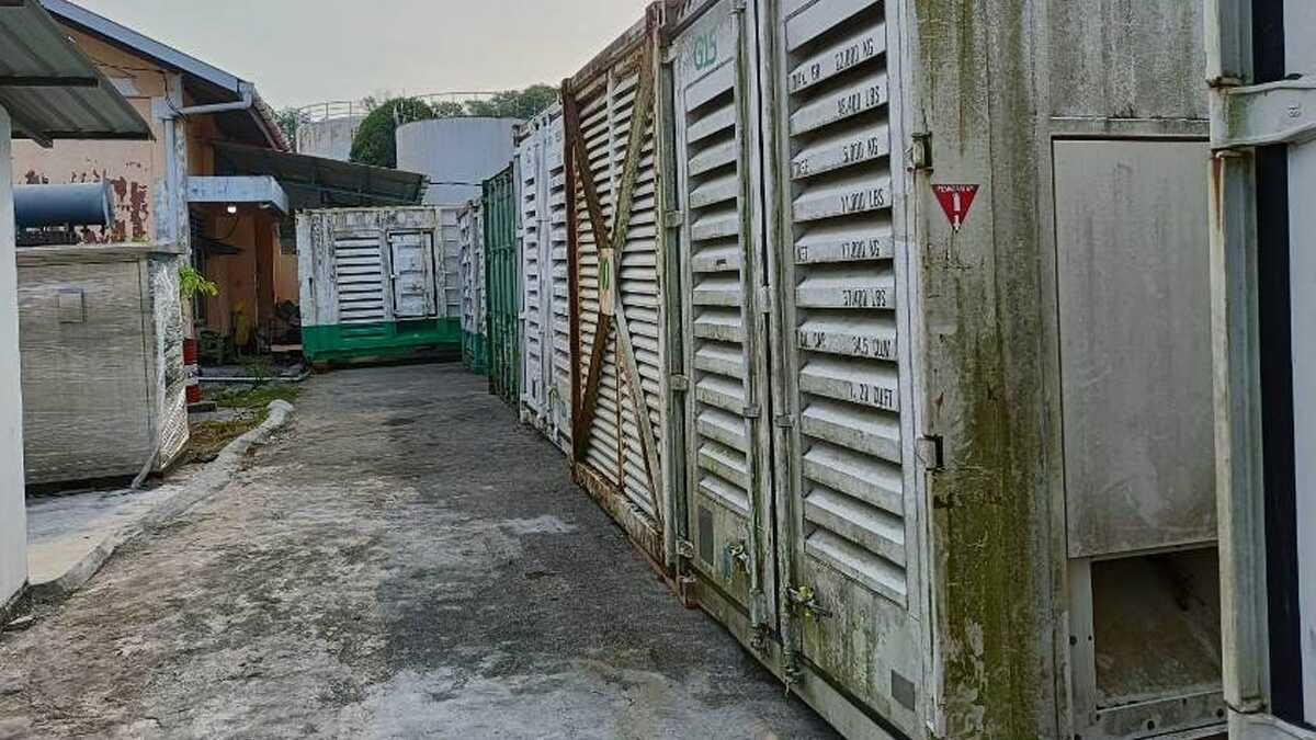 10 unit mesin pembangkit tiba PLTD Bukit Carok, Rabu (27/9/2023). (Dok Humas PLN ULP Tanjung Balai Karimun)