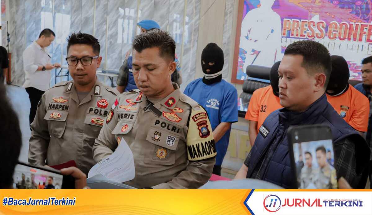 Wakapolres Karimun Kompol Herie Pramono didampingi Kasat Resnarkoba Iptu Alfin Dwi Wahyudi Nuntung dan Humas Bripka Harpen Sosuro memberikan keterangan terkait pengungkapan 3.947 butir pil ekstasi dari tersangka Il di Mapolres Karimun, Rabu (27/9/2023). (Dok. Humas Polres Karimun)