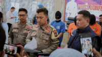 Wakapolres Karimun Kompol Herie Pramono didampingi Kasat Resnarkoba Iptu Alfin Dwi Wahyudi Nuntung dan Humas Bripka Harpen Sosuro memberikan keterangan terkait pengungkapan 3.947 butir pil ekstasi dari tersangka Il di Mapolres Karimun, Rabu (27/9/2023). (Dok. Humas Polres Karimun)