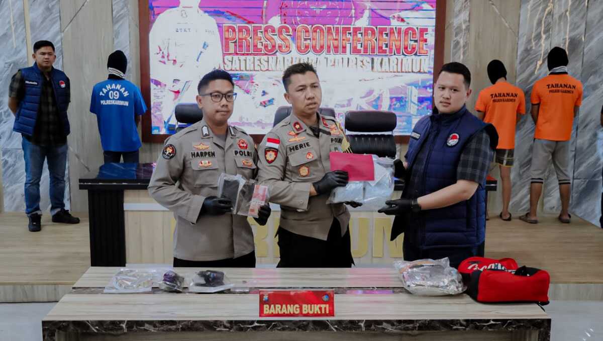 polres karimun amankan narkoba ekstasi Wakapolres Karimun Kompol Herie Pramono didampingi Kasat Resnarkoba Iptu Alfin Dwi Wahyudi Nuntung (kanan) dan Humas Bripka Harpen Sosuro (kiri) memberikan keterangan pers terkait pengungkapan kasus narkotika di Mapolres Karimun, Rabu (27/9/2023). (Dok. Humas Polres Karimun)